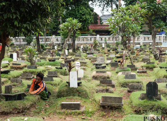 Ilustrasi pembersih makam. (Sumber: Poskota/Bilal Nugraha Ginanjar)