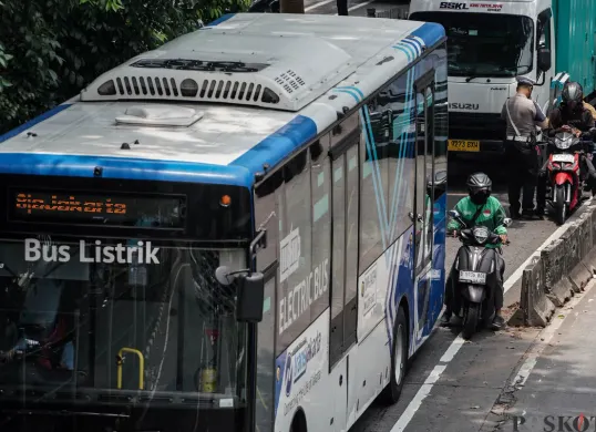 Ilustrasi - Transjakarta Koridor 9 dialihkan imbas truk tabrak separator di Jakbar. (Sumber: Poskota/Bilal Nugraha Ginanjar)