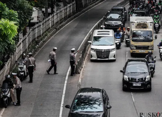 petugas kepolisian melakukan razia. (Sumber: Poskota/Bilal Nugraha Ginanjar)
