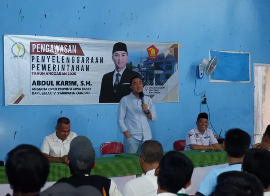PENGAWASAN: Anggota DPRD Jawa Barat, Abdul Karim, saat memberikan penjelasan dalam kegiatan Pengawasan Penyelenggaraan Pemerintahan Tahun Anggaran 2025 di Kecamatan Pacet, Kabupaten Cianjur, kemarin. (Sumber: Istimewa)