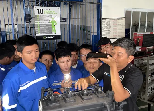 DCVI melakukan kerja sama dengan lembaga Pendidikan dengan mendonasikan mesin bus. (Sumber: Dok DCVI)