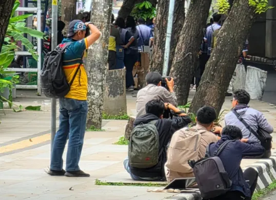 Memotret orang di ruang publik tanpa izin ternyata bisa melanggar UU Perlindungan Data Pribadi. (Sumber: X/@ismailfahmi)