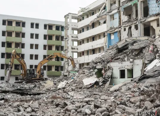 Pembongkaran Tower C Rusun Marunda yang Terbengkalai 