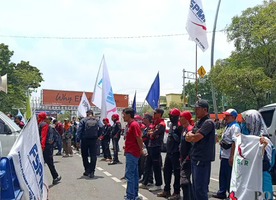 Aksi unjuk rasa ratusan buruh di depan Kantor Pemkot Bekasi, Jalan Ahmad Yani, Kecamatan Bekasi Selatan, Kota Bekasi, Kamis siang, 30 Oktober 2025. (Sumber: POSKOTA | Foto: Nurpini Aulia Rapika)