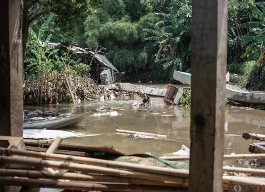 Tanggul yang jebol di kawasan RT 03, RW 06, Jati Padang, Pasar Minggu Jakarta Selatan, Jum'at, 31 Oktober 2025. (Sumber: Poskota/Bilal Nugraha Ginanjar)