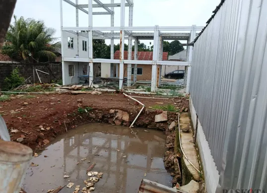 Penampakan kubangan atau penampungan air limbah MBG yang diduga mengeluarkan bau tak sedap dan mencemari lingkungan warga Bojong Menteng, Rawalumbu, Kota Bekasi. (Sumber: Poskota/Nurpini Aulia Rapika)