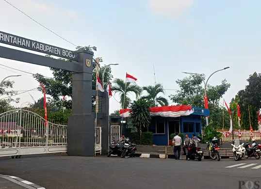 Situasi di gerbang utama perkantoran Pemkab Bogor pada Senin sore, 1 September 2025. (Sumber: POSKOTA | Foto: Giffar Rivana)
