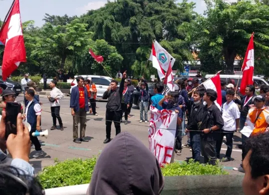Ilustrasi demo mahasiswa di depan Gedung DPRD Kota Bekasi, Jl. Chairil Anwar, Margahayu, Bekasi Timur, Kota Bekasi. (Sumber: Dok. Istimewa)