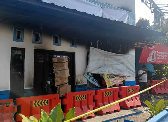 Kondisi Pos Polisi Lalu Lintas Jatiasih, Kota Bekasi, porak-poranda usai dibakar orang tak dikenal pada Senin dini hari, 1 September 2025. (Sumber: Istimewa)