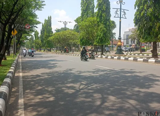Lagu Ibu Pertiwi diputar di Jalan Tegar Beriman, Cibinong, Kabupaten Bogor, Selasa, 2 September 2025. (Sumber: Poskota/Giffar Rivana)