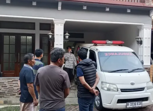 Satu mobil ambulans digunakan dalam evakuasi pekerja yang tewas diduga akibat kesetrum saat memperbaiki mesin pompa air di salah satu rumah warga. (Sumber: Polsek Cimanggis)