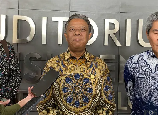 Direktur Legal dan Manajemen Human Capital PLN, Yusuf Didi Setiarto (tengah). (Sumber: POSKOTA | Foto: Pandi Ramedhan)