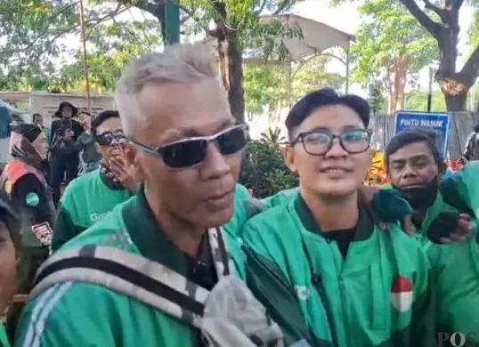 Arief (kiri) dan Riska (kanan), driver ojol yang bertemu Wapres RI Gibran Rakabuming Raka usai mengikuti aksi damai di kawasan Monas, Jakarta Pusat, Selasa, 2 September 2025. (Sumber: POSKOTA | Foto: Pandi Ramedhan)