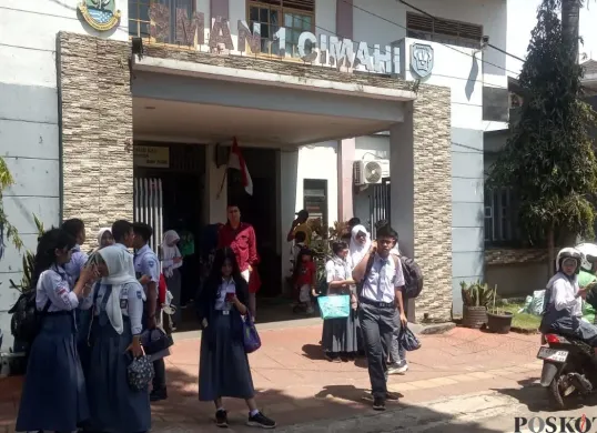 Suasana siswa pualng dari SMAN 1 Cimahi, Jalan Pacinan, Kota Cimahi, Selasa, 2 September 2025. (Sumber: Poskota/Gatot Poedji Utomo)