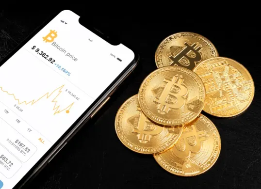 Ilustrasi cryptocurrency Bitcoin (BTC) dan fenomena crypto winter. (Sumber: Freepik)