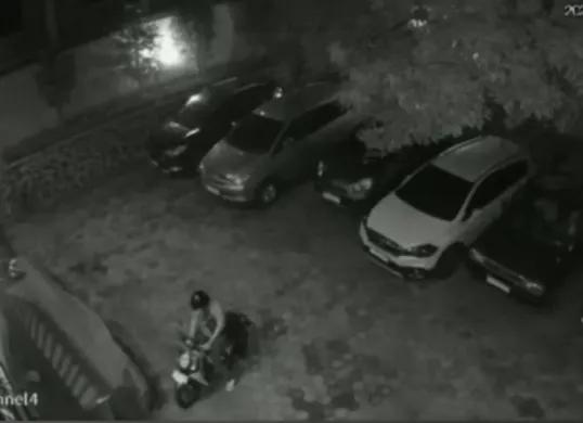 Cuplikan CCTV memperlihatkan maling motor beraksi di indekos, Jalan Padi Baranangsiang, Kecamatan Bogor Timur, Kota Bogor. (Sumber: Istimewa)