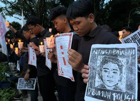 Ratusan mahasiswa IPB gelar doa dan menyalakan lilin untuk korban demonstrasi yang terjadi di sejumlah wilayah Indonesia termasuk Affan Kurniawan. (Sumber: POSKOTA | Foto: Giffar Rivana)