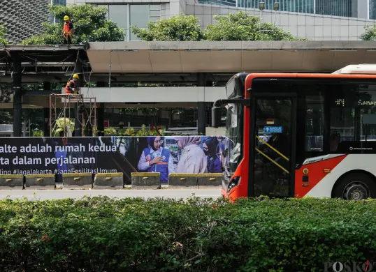 Ilustrasi, calon penumpang menunggu kedatangan Transjakarta Halte Senayan Bank DKI yang mengalami kerusakan pascaunjuk rasa di Jalan Jenderal Sudirman, Jakarta, Selasa, 2 September 2025. (Sumber: Poskota/Bilal Nugraha Ginanjar)
