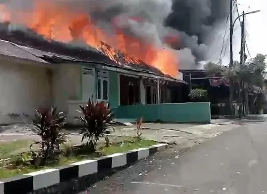 Kebakaran bangunan asrama Polsek Serpong, Rabu, 3 September 2025. (Sumber: Dok Warga)