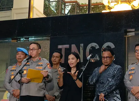 Karopenmas Divisi Humas Polri, Brigjen Trunoyudo Wisnu Andiko, saat membacakan hasil sidang etik terhadap Kompol Cosmas K Gae, di depan Gedung TNCC, Jakarta Selatan, Rabu, 3 September 2025. (Sumber: POSKOTA | Foto: Ali Mansur)