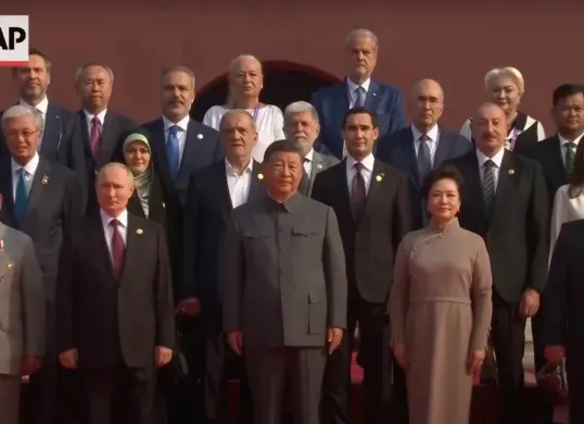 Prabowo disambut Xi Jinping saat hadiri Parade Militer China (Sumber: Youtube AP)