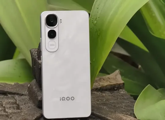 Hp iQOO Z10 Lite (Sumber: YouTube/Pricebook)