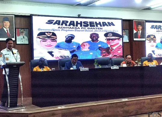 Kejari Pandeglang,Aco Rahmadi Jaya, bersama ratusan camat dan kades saat menggelar acara sarasehan Adhyaksa FC Banten. (Sumber: POSKOTA | Foto: Samsul Fatoni)