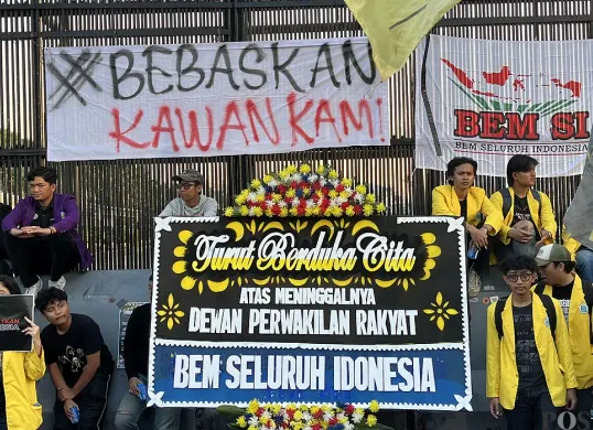 Para mahasiswa dari sejumlah perguruan tinggi yang tergabung dalam BEM SI menggelar aksi damai di depan Gedung DPR RI, Kamis, 4 September 2025. (Sumber: POSKOTA | Foto: Pandi Ramedhan)