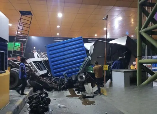 Kecelakaan serius nyaris merenggut korban jiwa di Gerbang Tol (GT) Ciawi 2, Tol Jagorawi arah Jakarta pada Kamis dini hari, 4 September 2025. (Sumber: Jasa Marga)