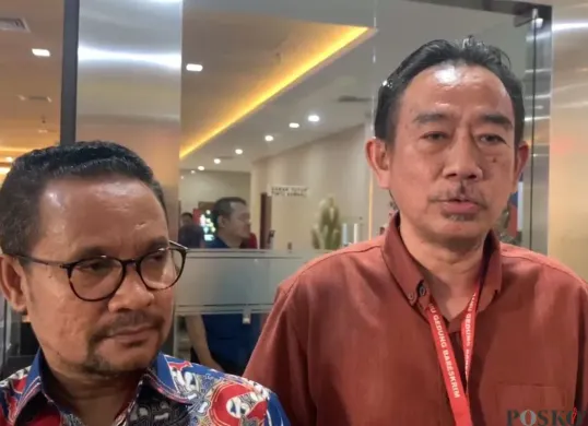 Paman Laras Faizati, Dodhi Hartadi berharap kasus keponakannya dapat diselesaikan secara keadilan restoratif di Bareskrim Polri, Jakarta Selatan, Kamis, 4 September 2025. (Sumber: Poskota/Ali Mansur)