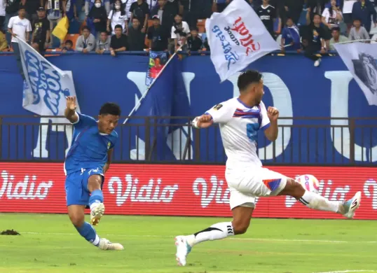 Pemain muda Persib Bandung, Zulkifli Lukmansyah (biru), siap membuktikan layak berada di posisi sayap skuad Maung Bandung. (Sumber: Istimewa)