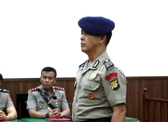 Anggota Korps Brimob Polri, Bripka Rohmat, pengemudi rantis yang melindas driver ojol, Affan Kurniawan saat menjalani sidang etik di Gedung TNCC, Jakarta Selatan, Kamis, 4 September 2025. (Sumber: Dok Humas Mabes Polri)