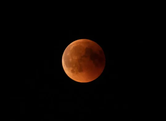 Makna gerhana bulan total saat Ramadhan. (Sumber: Pexels/Alex Fu)