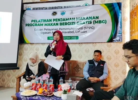 Kadinkes Pandeglang, Eniyati, saat memberikan materi dalam pelatihan relawan SPPG program MBG. (Sumber: Poskota/Samsul Fatoni)