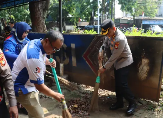 Kapolres Metro Depok, Kombes Pol Abdul Waras, Wali Kota Depok,  Supian Suri dan Ketua FBD, Wido Pratikno membersihkan Pos Lantas yang dirusak massa. (Sumber: Polres Metro Depok)