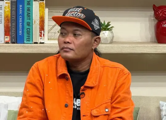 Komedian senior Entis Sutisna atau yang akrab disapa Sule, belakangan menjadi sorotan karena dikabarkan sakit. (Sumber: Instagram/@ferdinan_sule)