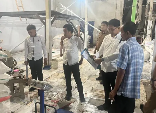 Polisi membongkar  gudang pengoplosan beras di Kampung Pabuaran Bugel, Desa Pasirlimus, Kecamatan Pamarayan, Kabupaten Serang. (Sumber: Dok. Polres Serang)