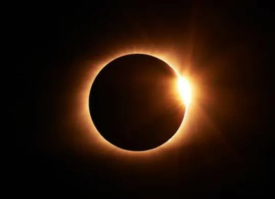 Fenomena gerhana bulan total atau blood moon dapat terlihat jelas dari Indonesia pada 7-8 September 2025. (Sumber: Pinterest)