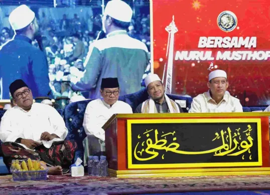 Pramono Anung dan Rano Karno hadiri acara Jakarta bersalawat di Monas, Jakarta, Sabtu 6 September 2025. (Sumber: jakarta.go.id)