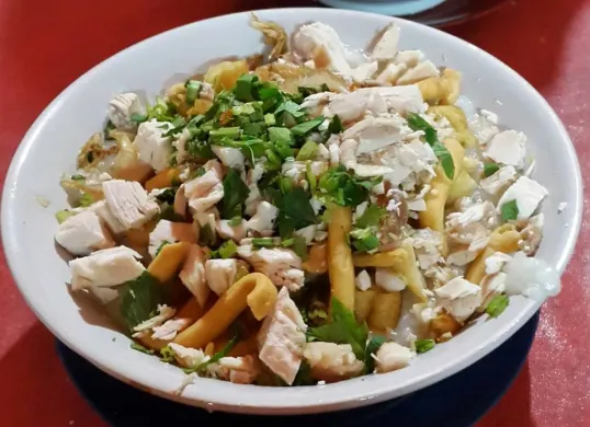 Bubur ayam Barito dengan topping cheese stick khas yang membuatnya berbeda dari bubur biasa. (Sumber: Dok/Pergi kuliner)