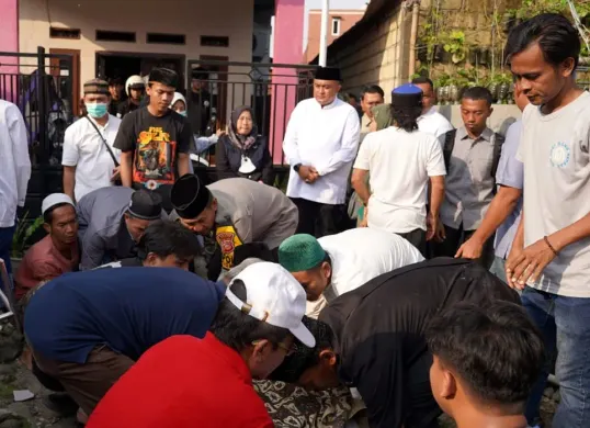 Bupati Bogor, Rudy Susmanto mengawasi langsung penanganan para korban bencana ambruknya bangunan majelis taklim di Kampung Ciapus, Kecamatan Ciomas. (Sumber: Dok Humas Pemkab Bogor)