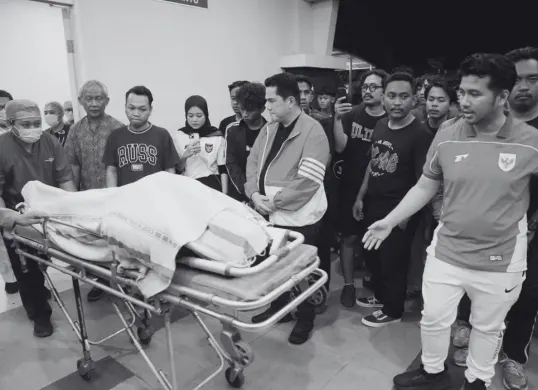 Ketua Umum PSSI, Erick Thohir mendatangi rumah sakit tempat disemayamkan seorang suporter yang meninggal saat hendak menonton Timnas Indonesia. (Sumber: Instagram/@erickthohir)