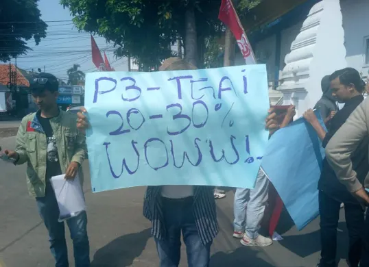 Sejumlah aktivis di Pandeglang saat melakukan aksi demo program P3-TGAI. (Sumber: JPMI)