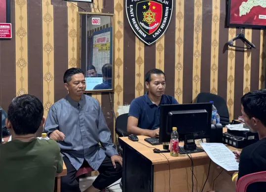 Tersangka Bani dan Sarika saat menjalani pemeriksaan di ruang Unit Reskrim Polsek Kragilan. (Sumber: Polsek Kragilan)