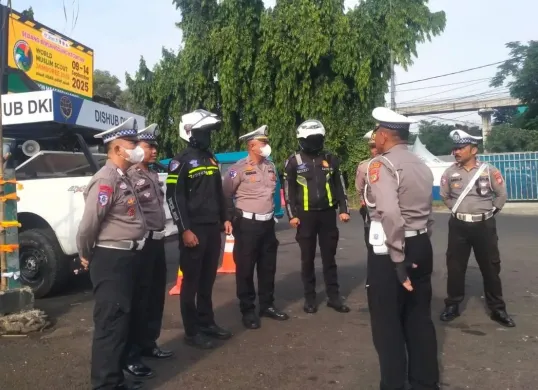 Polisi berjaga di Pintu Gerbang Bumi Perkemahan Cibubur, Kelurahan Harjamukti, Kecamatan Cimanggis, Kota Depok, Selasa, 9 September 2025. (Sumber: Dok. Polsek Cimanggis)