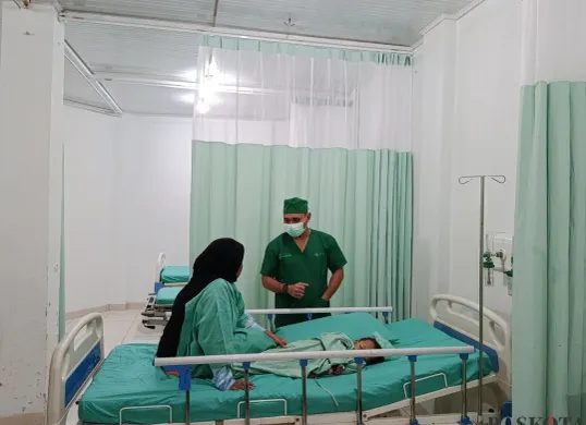 RS Pinna Bekasi menggelar bakti sosial operasi bibir sumbing gratis, Rabu 10 September 2025. Sebanyak 15 pasien dari berbagai daerah berhasil menjalani operasi setelah melewati proses skrining. (Sumber: Poskota/Nurpini Aulia Rapika)