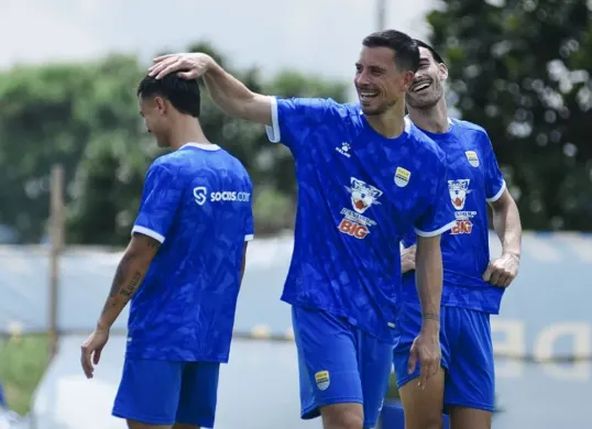 Skuad Persib Bandung saat berlatih di Stadion Gelora Bandung Lautan Api (GBLA). (Sumber: Instagram/@persib)