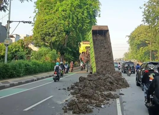 Truk bermuatan tanah terjungkal di kawasan Tomang, tepatnya depan RS Tarakan, Jakarta Pusat, pada Rabu, 10 September 2025 pagi. (Sumber: Instagram/@Jktinfo)