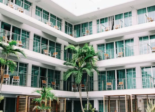 Ilustrasi-5 Rekomendasi Tempat Staycation Murah di Daerah Tangerang, Mulai dari Rp200 Ribuan Saja (Sumber: Unsplash/Francesca Saraco)