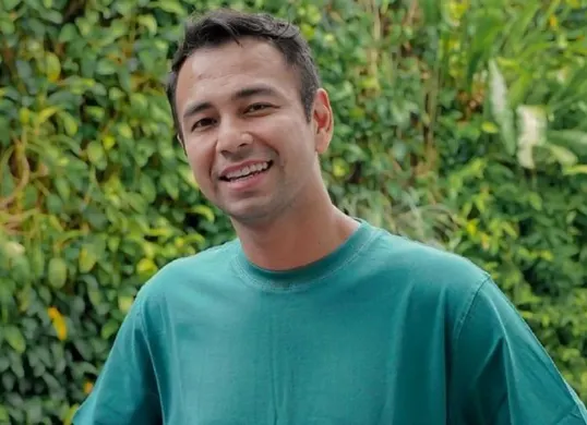 Nama Raffi Ahmad ramai diperbincangkan usai disebut dalam materi stand up comedy Mens Rea Pandji Pragiwaksono. Raffi menanggapi hal tersebut dengan santai dan tidak ingin memperpanjang polemik. (Sumber: Instagram)